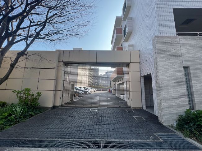 パークホームズ本山エルグレース駐車場入り口